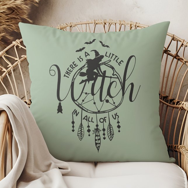 Boho Hexe Vibes Tasche - Kleine Hexe in uns allen Kissen (Boho Witch Vibes – Little Witch in All of Us Throw Pillow in a boho rattan armchair.)