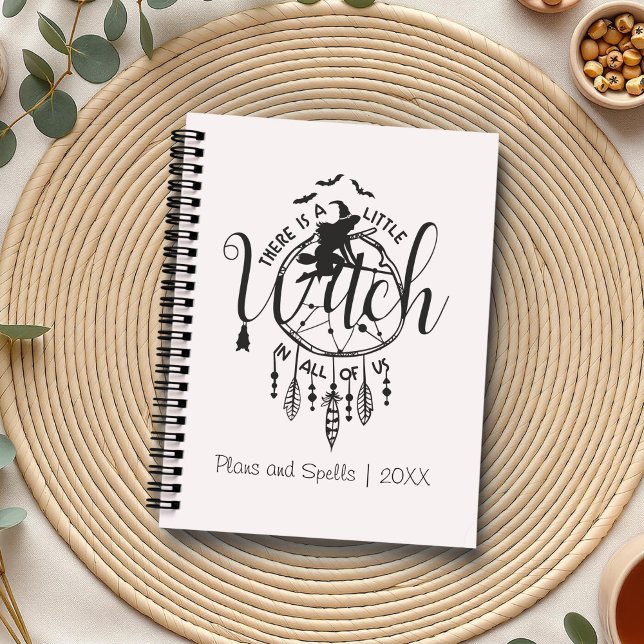 Boho Hexe Vibes Tasche - Kleine Hexe in uns allen Planer (Boho Witch Vibes – Little Witch in All of Us Planner on a boho table with herbs and a cup of tea.)
