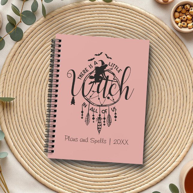 Boho Hexe Vibes Tasche - Kleine Hexe in uns allen Planer (Boho Witch Vibes Tote – Little Witch in All of Us Planner on a boho table with botanicals.)