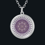 Boho Hippie Kaleidoscope Lila Mandala Pattern Versilberte Kette<br><div class="desc">Treten Sie ein in ein Reich der Ruhe und spirituellen Harmonie mit diesem bezaubernden boho Stil mandala Design. Lass es als eine sanfte Erinnerung,  den Augenblick anzunehmen,  Achtsamkeit zu kultivieren und die Verbundenheit aller Dinge zu feiern.</div>