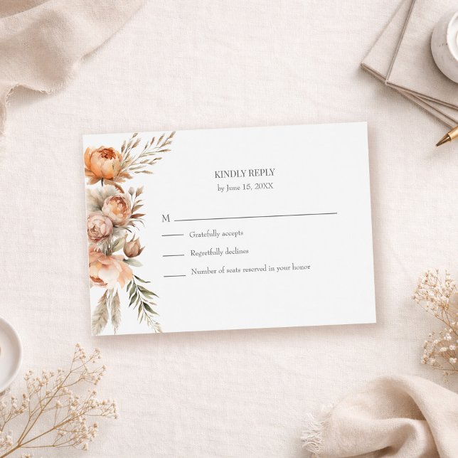 Boho Korallen- und Pfirsich-Trockenblumen-Hochzeit RSVP Karte (Boho Coral and Peach Dry Flower Wedding RSVP Card on a neutral table with boho decor and dry flower)