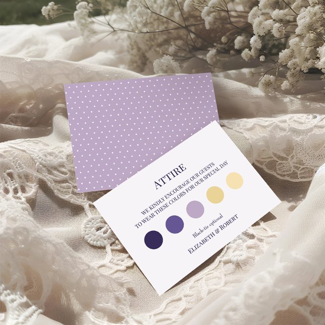 Boho Lavender Wedding Kleidung Gästekarte Dankeskarte (Boho Lavender Wedding Attire Guest Dress Code Card on a sunny boho wedding table.)
