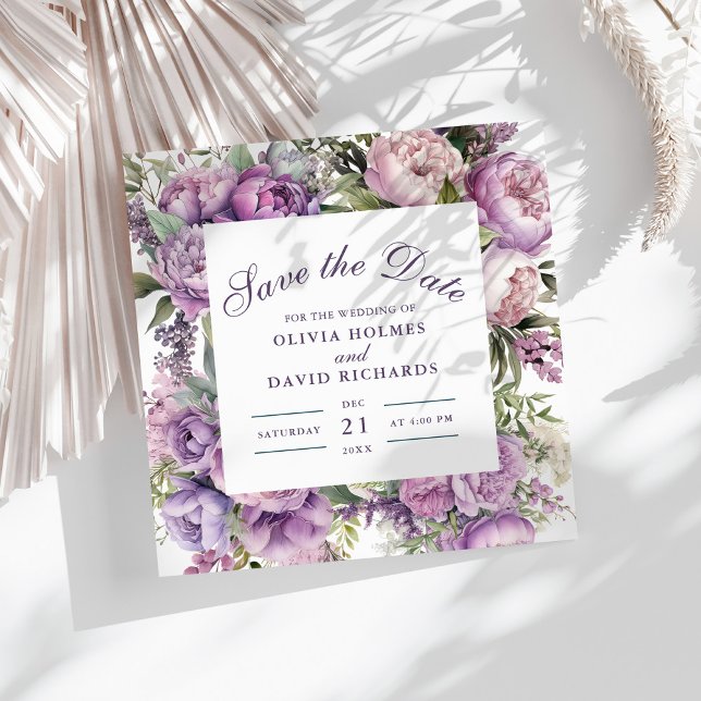 Boho Lila Blumen Hochzeit Save the Date (Boho Lilac Floral Wedding Save the Date on a sunny white table with dry palm leaf.)