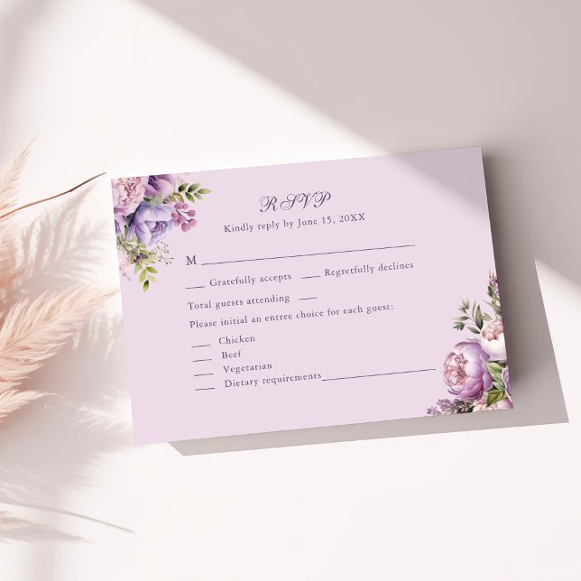 Boho Lilac Peonies & Wildblumen Wedding RSVP Card Dankeskarte (Boho Lilac Peonies & Wildflowers Wedding RSVP Card on a sunny white table.)