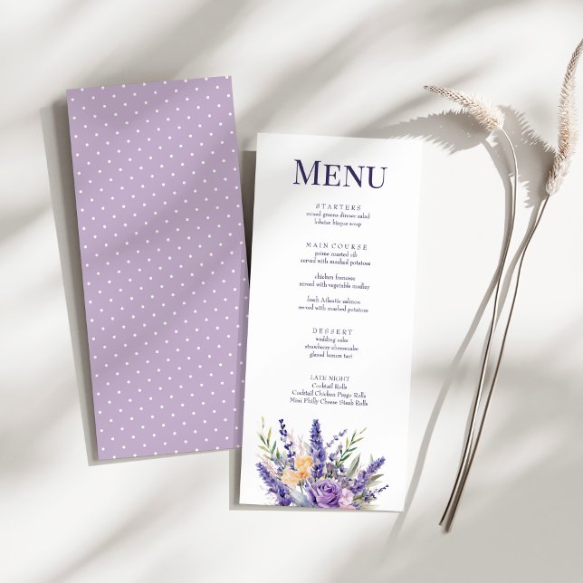 Boho Lilac Watercolor Wildblume Wedding Menu Card Menükarte (Boho Lilac Watercolor Wildflower Wedding Menu Card on a sunny white table.)