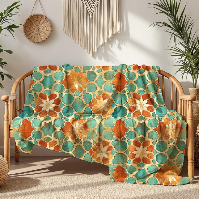 Boho marokkanische Türkis und Terracotta Floral Fleecedecke (Boho Moroccan Turquoise and Terracotta Floral Fleece Blanket on a wooden sofa in a boho living room.)