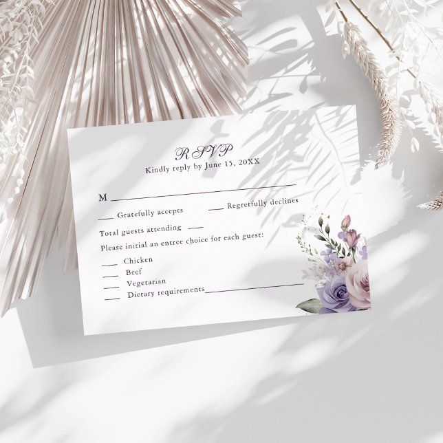 Boho Mauve und Lilac Blume Hochzeit RSVP Card Dankeskarte (Boho Mauve and Lilac Flowers Wedding RSVP Card on a sunny table with boho white dry botanicals.)