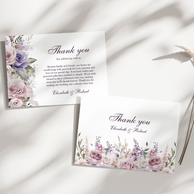 Boho Mauve und Lilac Floral Wedding Dankeskarte (Boho Mauve and Lilac Floral Wedding Thank You Card on a sunny white table with a tiny dry botanical)