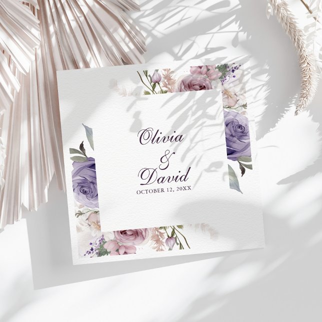 Boho Mauve und Lilac Floral Wedding Serviette (Boho Mauve and Lilac Floral Wedding Paper Dinner Napkins on a sunny table with white dry botanicals)