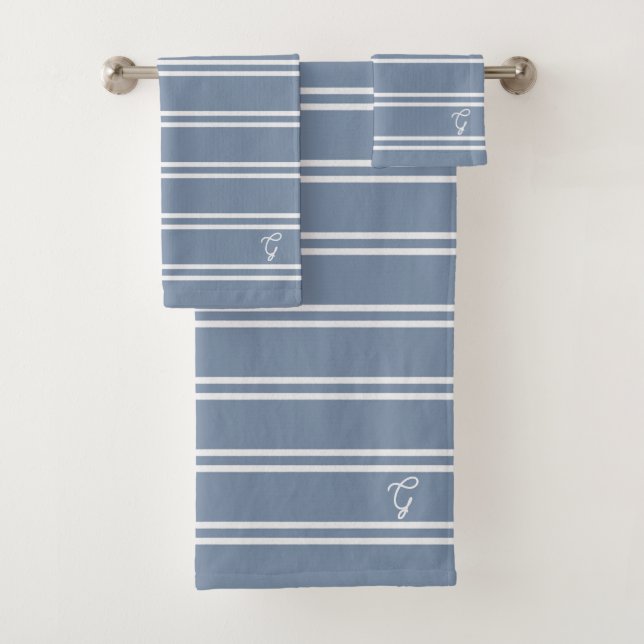 Boho Modern Monogramm Name Gestreift Küstenblau Badhandtuch Set (Insitu)