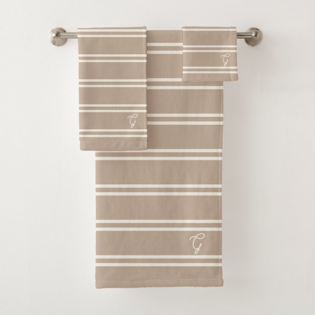 Boho Modern monogrammierter Name gestreift Taupe Badhandtuch Set (Insitu)