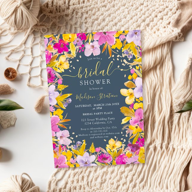Boho moderne lila Lavendel Blumenkohl-Brautparty Einladung (Boho modern purple lavender floral bridal shower invitation on dusty blue)