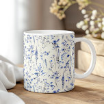 Boho Navy Blue Watercolor-Wildblumen Kaffeetasse<br><div class="desc">Beginnen Sie Ihren Tag mit einer Touch boho charm mit der "Boho Navy Blue Watercolor Wildblumen Coffee Tasse". Diese wunderschön gestaltete Tasse besticht durch delikate marineblaue Wildblumen, die im Aquarellstil gestrichen wurden und einen eleganten und ruhigen Eindruck bei Ihrem morgendlichen Kaffee oder Tee vermitteln. Das aufwändige Blumenmuster umhüllt die Tasse...</div>