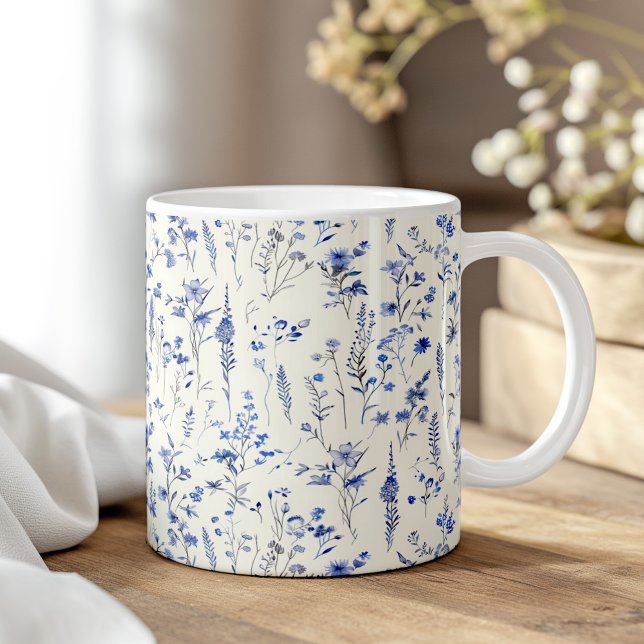 Boho Navy Blue Watercolor-Wildblumen Kaffeetasse (Boho Navy Blue Watercolor Wildflowers Coffee Mug on a boho wooden table.)