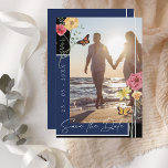 Boho Navy Blue Wildblumen Foto Save the Date<br><div class="desc">Wildblumen Navy Blue Foto Save the Date Card. Stilvoll erinnern Sie Ihre Freunde und Familie an Ihren Hochzeitstag, mit dieser blumenblauen, dunkelblauen, Wildblumen, Save the Date Foto-Karte, mit einer hübschen, weißen Typografie, über einem markanten marineblauen und schwarzen Hintergrund, neben einem stilvollen Foto des zukünftigen Ehepaares, das Sie personalisieren können, umgeben...</div>