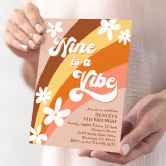 Boho Nine ist ein Vibe Retro Daisies Rainbow Einladung