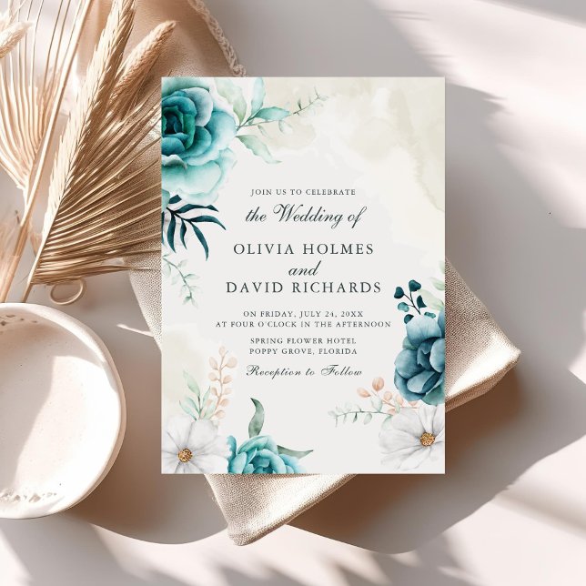Boho Off-White Aquamarine Wildblumen Hochzeitseinl Einladung (Boho Off-White Teal Wildflowers Wedding Invite on a sunny neutral boho table.)