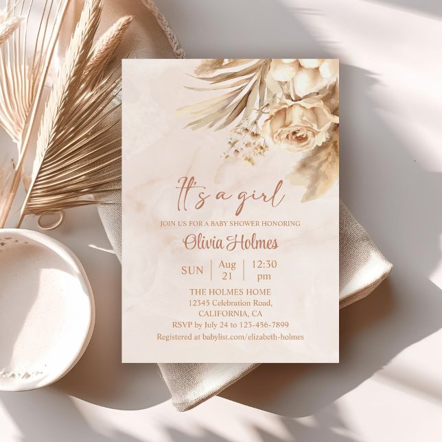 Boho Pampas Grass Floral Es ist eine Girl Baby Dus Einladung (Boho Pampas Grass Floral It's a Girl Baby Shower Invitation on a neutral boho table.)