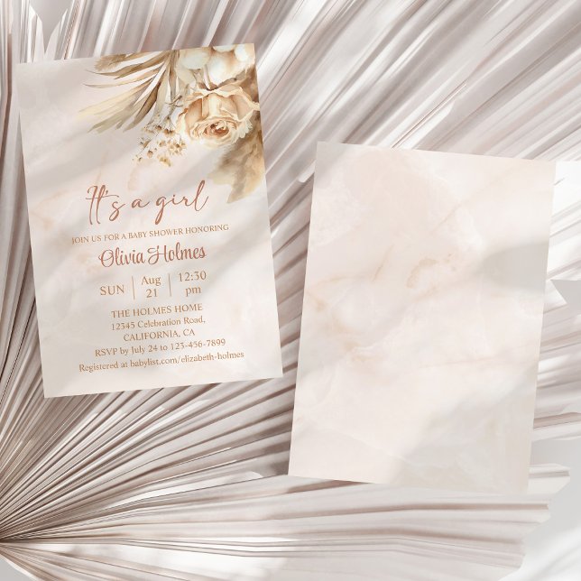 Boho Pampas Grass Floral Es ist eine Girl Baby Dus Einladung (Boho Pampas Grass Floral It's a Girl Baby Shower Invitation on a sunny white dry palm leaf.)