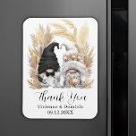 Boho Pampas Grass Gnome Wedding Dankeschön Karte Magnet<br><div class="desc">Personalisiert elegante Hochzeitsfavoriten für Ihre Gäste,  mit einem Braut- und Bräutigam-Gnome-Paar und einer boho Pampas Grasbogenillustrierung. Bearbeiten Sie die Kartenvorlage mit einem Datum und den Namen der Neuvermählten.</div>