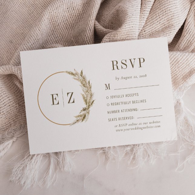 Boho Pampas Grass Monogram Wreath Beige Wedding RSVP Karte (Von Creator hochgeladen)