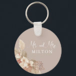 Boho Pampas Grass Neutrals Hochzeit Schlüsselanhänger<br><div class="desc">Boho Schlüsselanhänger behalten Sake,  der mit einem benutzerdefinierten Nachnamen personalisiert werden kann. Neutrale Farbtöne und Pampasgras sorgen für schlichte Eleganz. Dieser Schlüsselanhänger wäre ein schönes Geschenk für die Neuvermählten!</div>