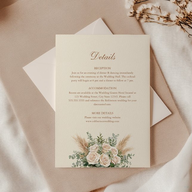 Boho Pampas Grass & White Rose Hochzeitskarte Einladung (Boho Pampas Grass & White Rose Wedding Detail Card with an envelope on an elegant table)