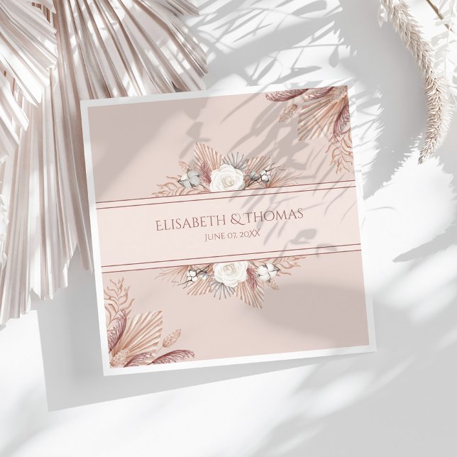 Boho-Pampasgras-Hochzeit  Serviette (Boho Pampas Grass Wedding Napkins on a sunny white table with dry palm leaf.)