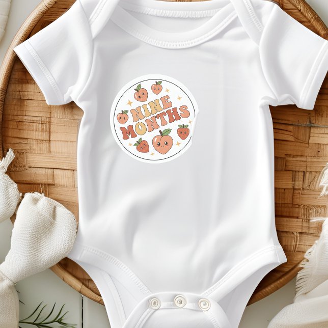 Boho Peach Strawberry Baby Nine Months Milestone Runder Aufkleber (Von Creator hochgeladen)