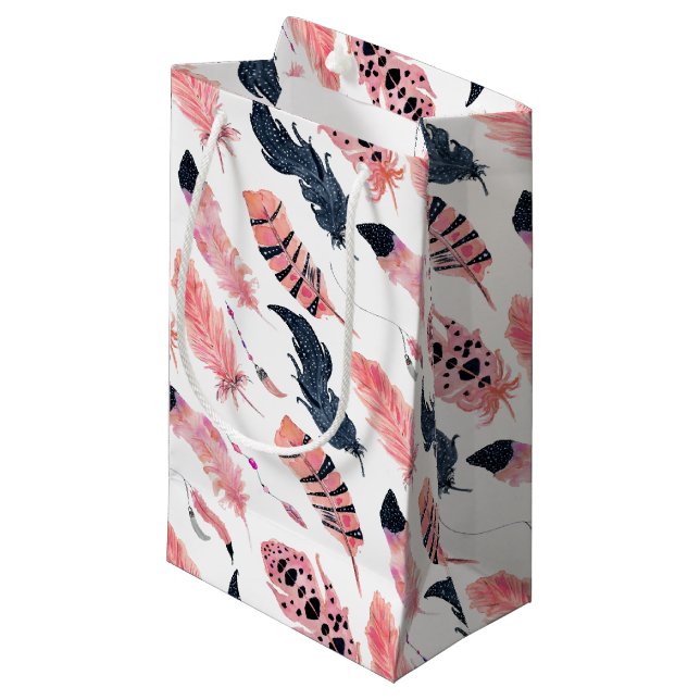 Boho Pink Feathers Kleine Geschenktüte (Vorderseite Schrägansicht)