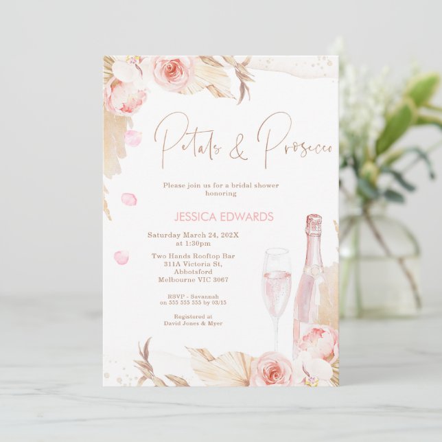 Boho Pink Floral Petals Prosecco Brautparty Einladung (Stehend Vorderseite)