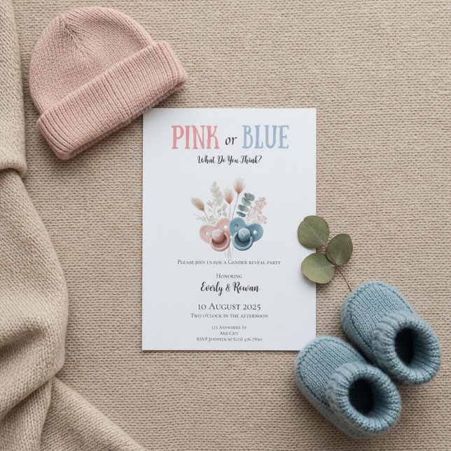 Boho Pink or Blue Gender Reveal Einladung (Gender reveal invitation on beige knit blanket with pink hat, blue booties and eucalyptus)