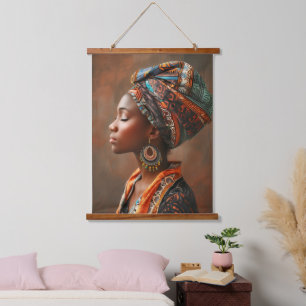 Boho Queen: Afrikanische Dame an der traditionelle Wandteppich Mit Holzrahmen