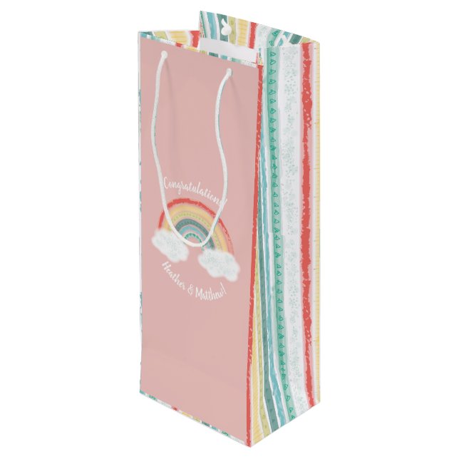 Boho Rainbow Baby Dusche Pink Geschenktüte Für Weinflaschen (Rückseite Schrägansicht)