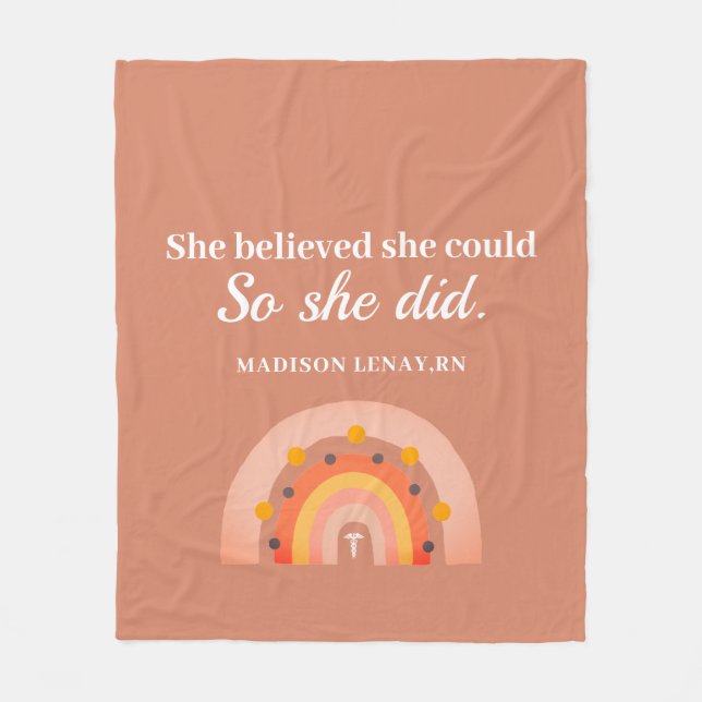 Boho Rainbow Nurse Inspirational Sie glaubte Name Fleecedecke (Vorderseite)