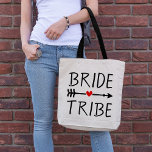 Boho Red Heart Arrow Bride Tribe Tragetasche<br><div class="desc">Ein Design für die Brautjungfrauen und die Trauzeugin im Brautstamm. Alle Farben in diesem modernen boho-Design sind anpassbar. Passen Sie das rote Herzsymbol und die schwarzen Farben in den Pfeilgrafiken an. Neben der Farbänderung des Schriftartes können Sie auch einen anderen Schriftart wählen. Das Design kann leicht auf andere Geschenkartikel übertragen...</div>