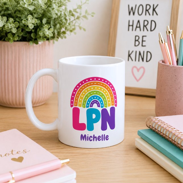 Boho-Regenbogen-Monogramm LPN Kaffeetasse (Von Creator hochgeladen)