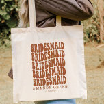 Boho Retro Terracotta Personalisiert Bachelorette Tragetasche<br><div class="desc">Suchen Sie das passende Geschenk für Ihren Junggeselinnen-Abschied? Sehen Sie nicht weiter als unsere personalisierte Tasche! Unsere Taschen sind perfekt für jede zukünftige Braut. Egal ob Sie eine Hochzeit am Strand oder eine GRILLEN im Hinterhof planen, unsere Totensäcke sind Ihr Accessoire. Sie machen nicht nur tolle Brautparty-Geschenke, sondern sind auch...</div>