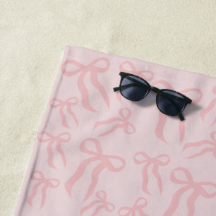 Boho Rosa Schleifen Muster auf Puder-Rosa Strandtuch