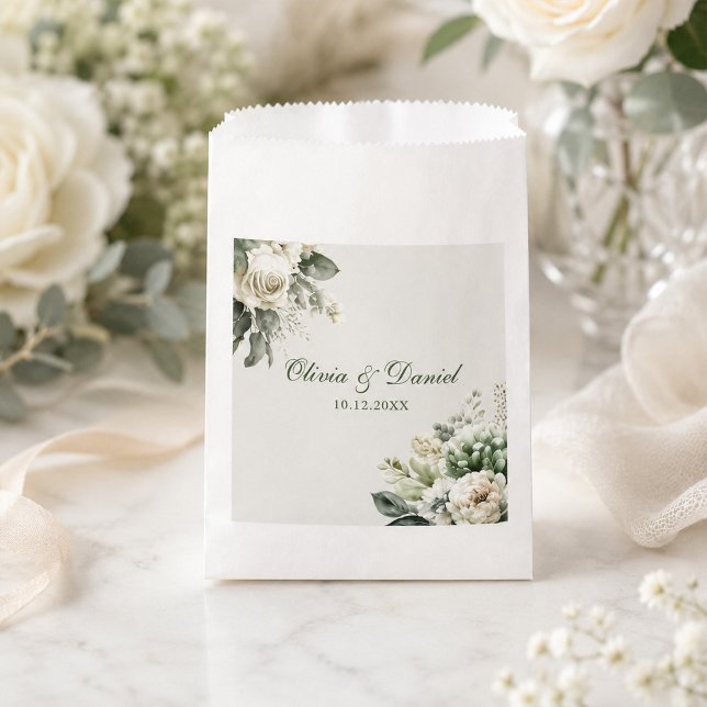 Boho Sage Green und Elfenbein Blume Hochzeit Geschenktütchen (Boho Sage Green and Ivory Flowers Wedding Favor Bag on a table with flowers and ribbons)