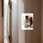 Boho Save the Date, Foto Save the Date Minimalisti Magneteinladung<br><div class="desc">Passen Sie Ihre Hochzeitsankündigung mit unserem minimalistisch Save the Date Foto Magneten an. Dieses elegante, personalisierte Design zeigt die Verlobung. Ideal für Paare, die einen einzigartigen Ausflug in ihren besonderen Tag suchen. Erstellen Sie einfach ein unvergessliches rett-the-date, das Ihren Stil widerspiegelt. Anpassen von Text- und Hintergrundfarben. Benutzen Sie unser einfaches...</div>