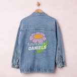 Boho Simple Blume Future Frau Nachname Bride Jeansjacke<br><div class="desc">Eine einfache Blume mit lila rosa Blütenblättern verleiht dieser Braut eine "zukünftige Frau" Denim-Jacke ein Retro,  modernes Hippie,  bohemisches Ambiente. Der personalisierte Text macht es zu einem lustigen Outfit-Accessoire für Verlobung Fotoshootings,  Party,  Bachelorette Wochenenden und sogar Tag der Hochzeit Fotos für die sorgenfreie Braut.</div>