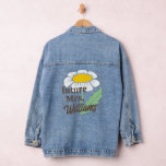 Boho Simple Daisy Future Frau Nachname Bride Jeansjacke<br><div class="desc">Ein einfaches Design aus dunklen Blume mit weißen Blütenblättern verleiht dieser Braut eine "zukünftige Frau" Denim Jacke ein Retro,  modernes Hippie,  böhmisches Ambiente. Der personalisierte Text macht es zu einem lustigen Outfit-Accessoire für Verlobung Fotoshootings,  Party,  Bachelorette Wochenenden und sogar Tag der Hochzeit Fotos für die sorgenfreie Braut.</div>