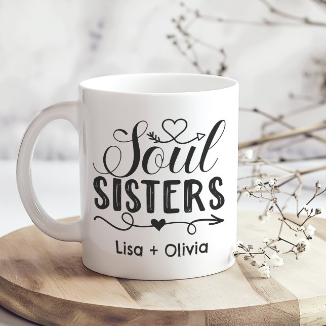 Boho Soul Sisters Individuelle Name Bester Freund Kaffeetasse (Boho Soul Sisters Custom Name Best Friend Coffee Mug on a sunny boho wooden kitchen table.)