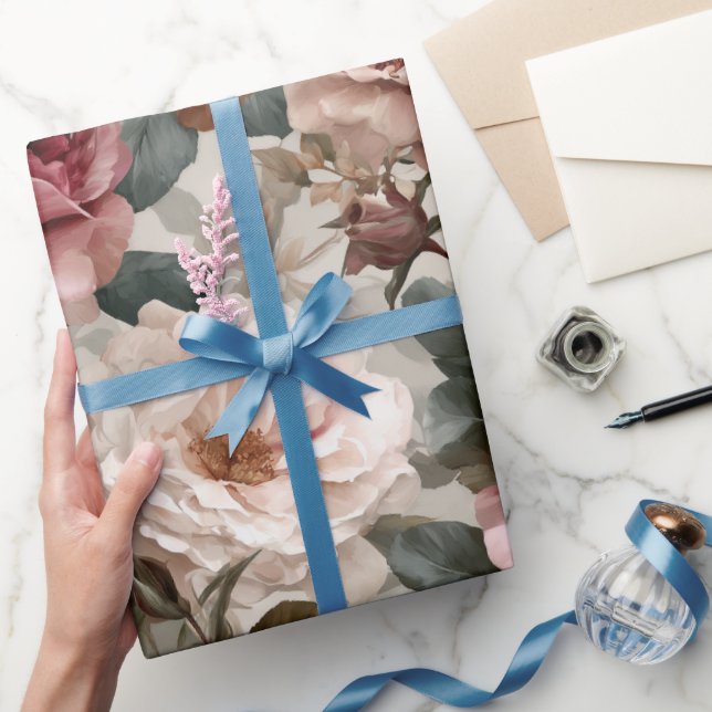 Boho Staubige Rosenblume Beige Blumenmuster Geschenkpapier (Schenken)