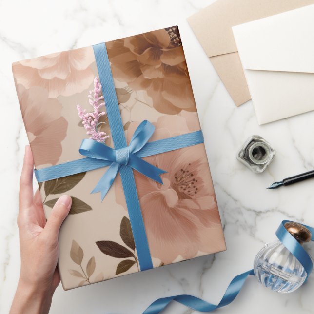 Boho Staubige Rosenblume Beige Blumenmuster Geschenkpapier (Schenken)