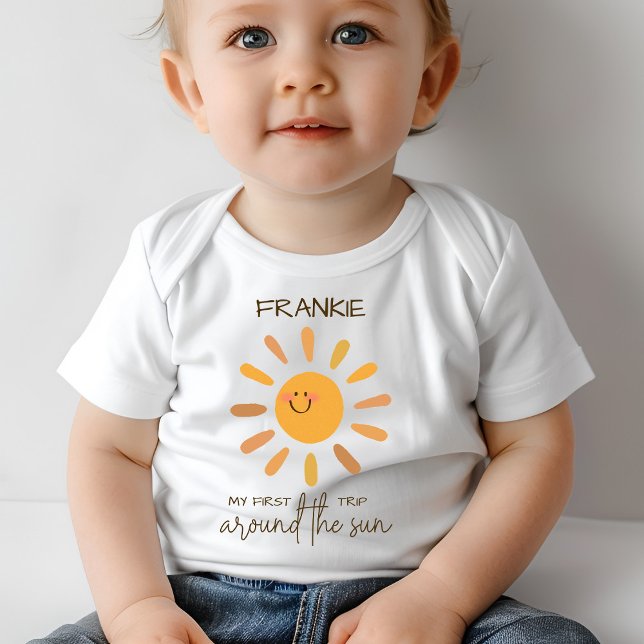 Boho Summer First Trip rund um Sun Birthday Baby T-shirt (Von Creator hochgeladen)