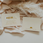 Boho Sunshine Books für die Babyverpackungskarte Begleitkarte<br><div class="desc">Entspannen Sie mit unserer minimalistischen Boho-Sonnenscheinbücher für die Babyumrandkarte und vereinen Sie Vintagen Charme mit zeitgenössischem Flair. Dieses für beide Geschlechter entworfene, helle Design strahlt böhmische Farben aus und besticht durch ein gelb-goldenes Sonnenmotiv vor einem Hintergrund beruhigender Erdtöne. Die elegante und minimale Ästhetik, ergänzt durch feine Details, verspricht eine unvergessliche...</div>