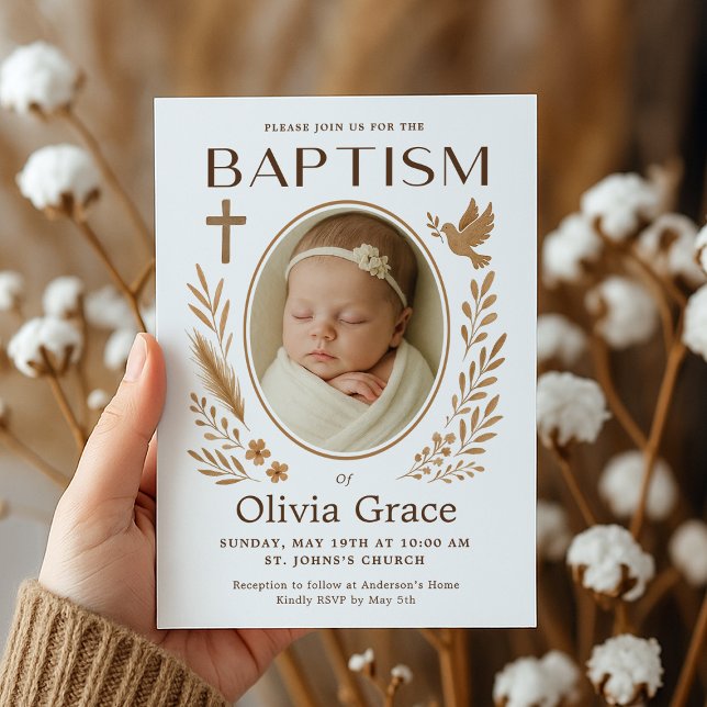 Boho Taufe Einladung mit Foto (boho-baptism-invitation-hand-holding-floral-dark-backdrop.png)