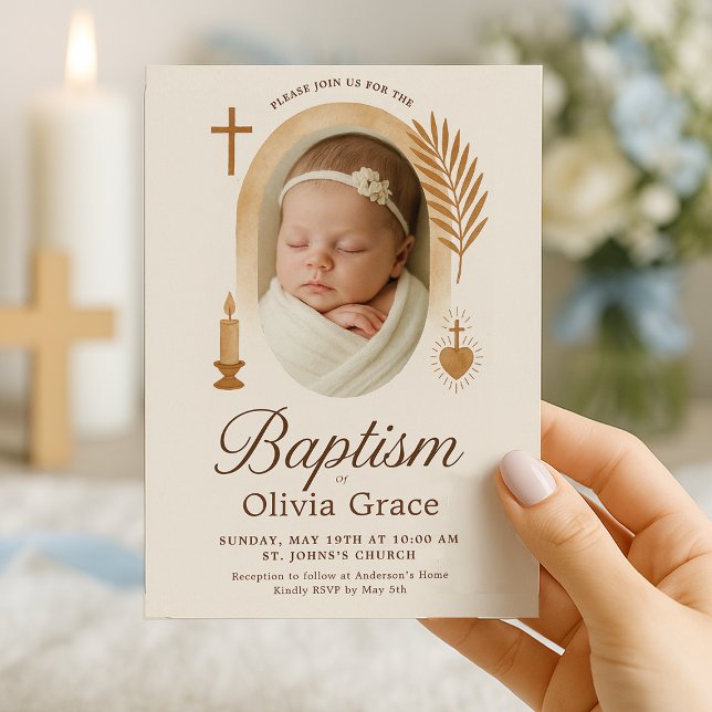 Boho Taufe Einladung mit Foto und Symbolen (boho -minimalistic-baptism-invitation-hand-holding-cross-dove.png)
